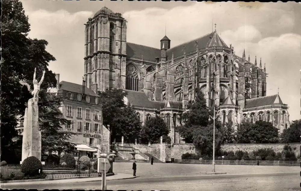 Le Mans — Denkmal für Wilbur Wright und die Kathedrale Saint-Julien — Photo A. Dolhaau - Vorderseite