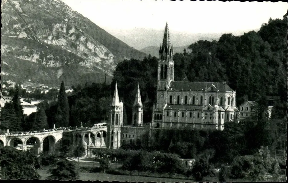 Lourdes — A Basílica e as Montanhas — Foto Quinault - Edição Natalet, n°19 - Frente