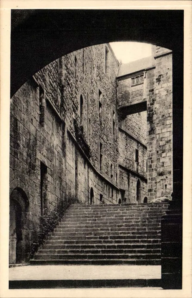 Abbaye du Mont-Saint-Michel — Innenansicht des Grand Degré — Serv. Monuments Historiques, Paris - Vorderseite