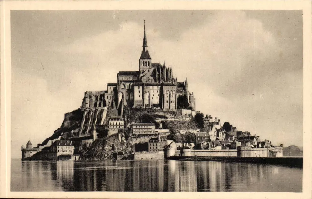 Mont Saint-Michel — Allgemeiner Blick, südliche Seite, bei Ebbe — Serv. Commercial Monuments Historiques, Paris - Vorderseite