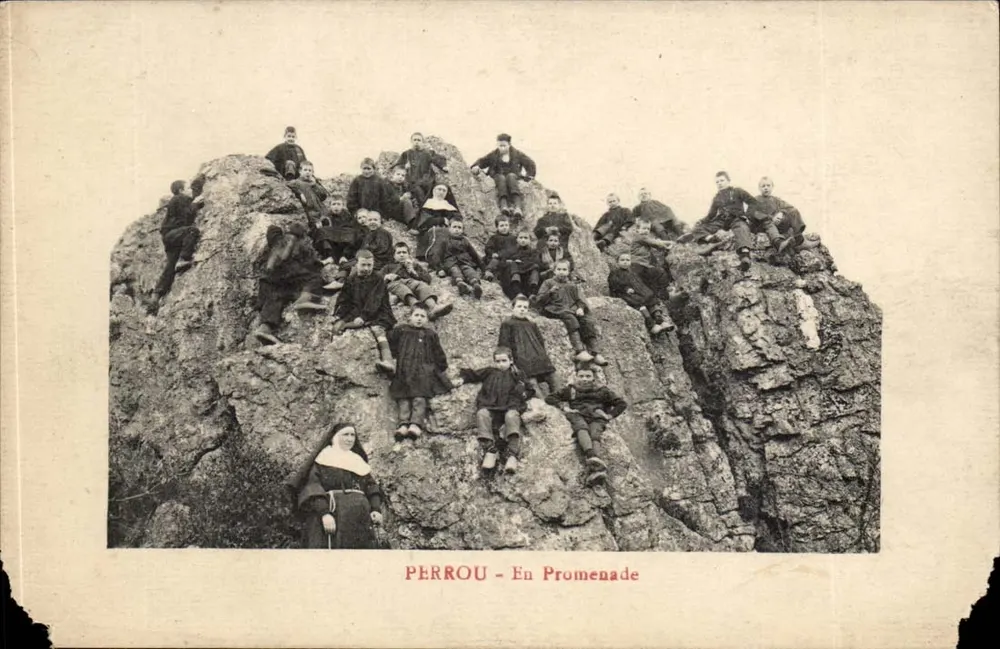 Perrou - Em Caminhada — crianças e religiosa sobre rochedo — editor não identificado - Frente