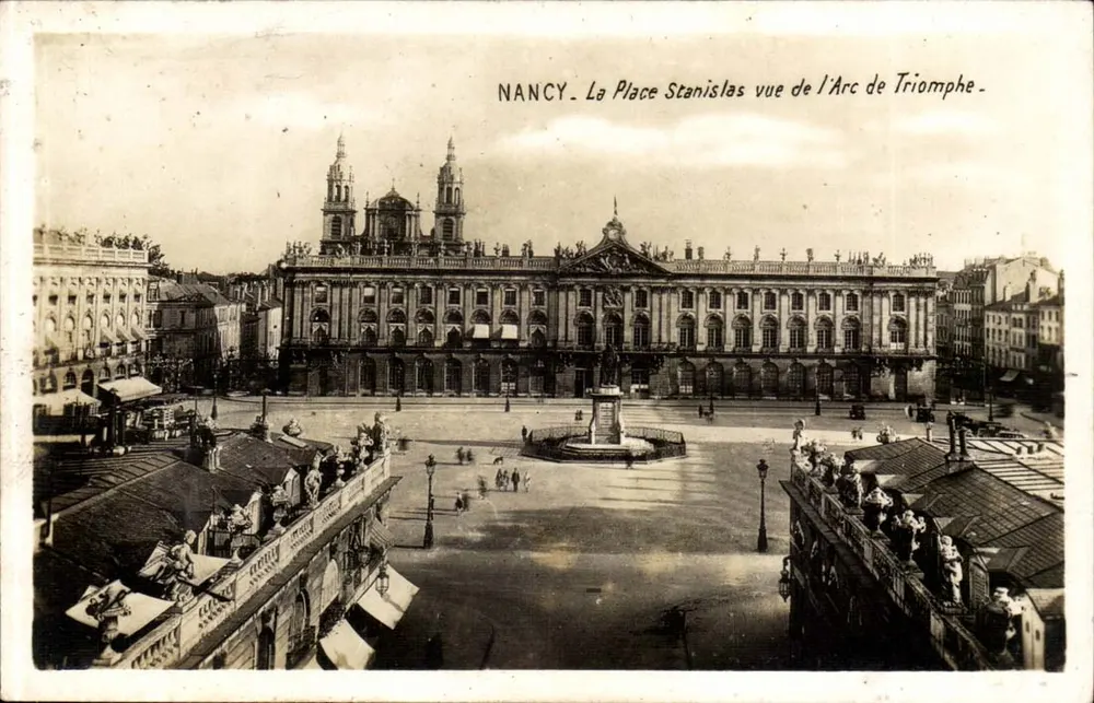 NANCY - A Place Stanislas vista do Arco do Triunfo - Edição V. Roche, Nancy - Frente
