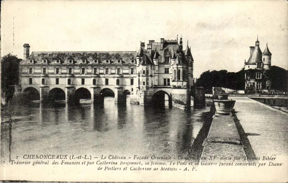 Chenonceaux (Loire-et-Loire) — Castelo, fachada oriental, ponte e galeria — A.P. - Frente