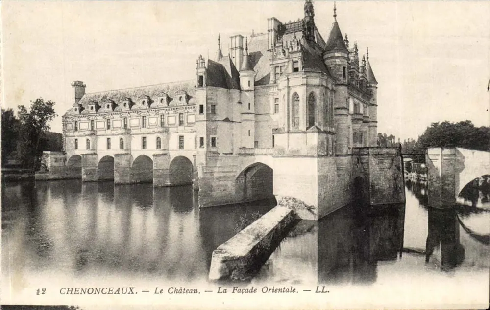 Chenonceaux — O Castelo — A Fachada Oriental — LL. — N° 12 - Frente