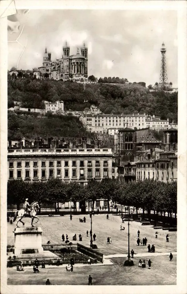 Lyon — Praça Bellecour e Colina de Fourvière — X. Gouagry, editor, Lyon - Frente