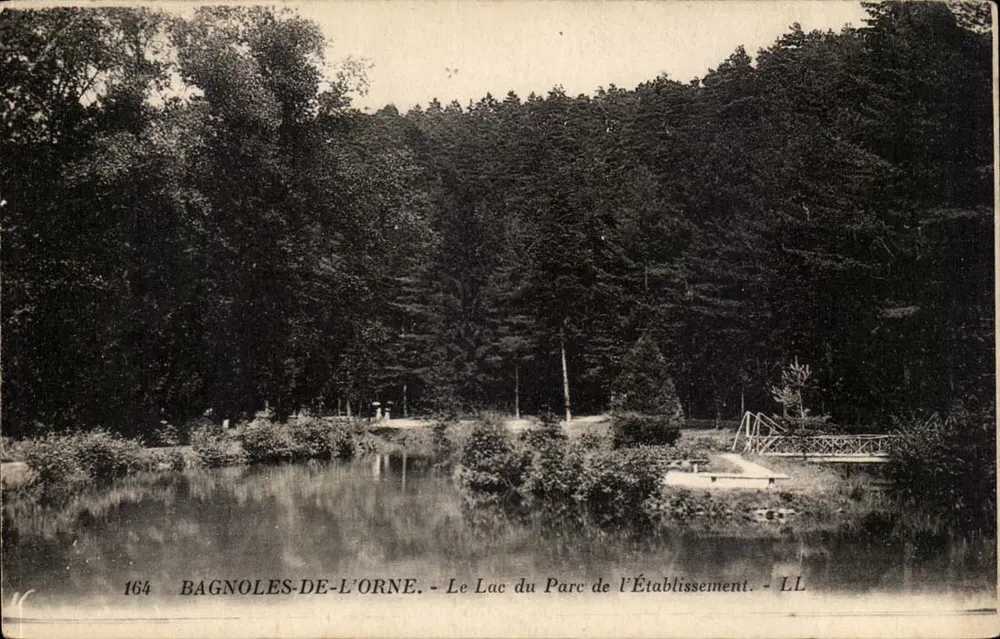 BAGNOLES-DE-L'ORNE — Der See des Parks des Establishments — LL - Vorderseite