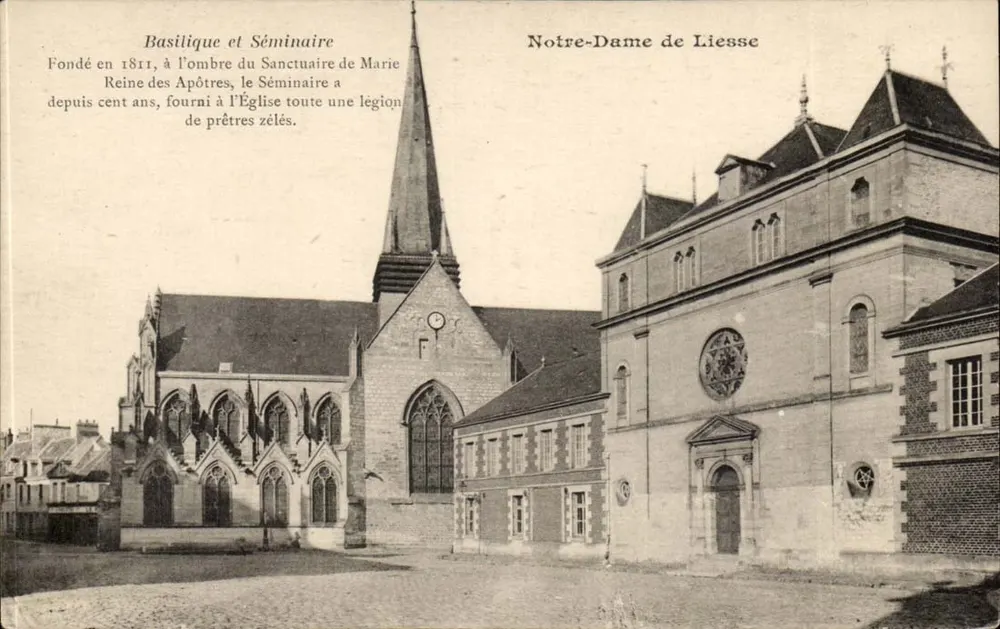 Basilika und Seminar Notre-Dame de Liesse — Gegründet im Jahr 1811, im Schatten des Heiligtums Maria Königin der Apostel, hat das Seminar seit einem Jahrhundert der Kirche eine ganze Legion frommer Priester geliefert. - Vorderseite