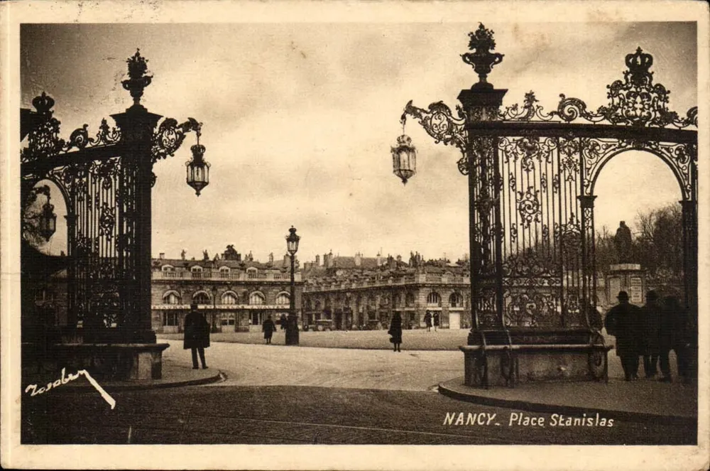 NANCY - Place Stanislas — entrada decorada com grades e lanternas — edição V. Rader, Nancy - Frente