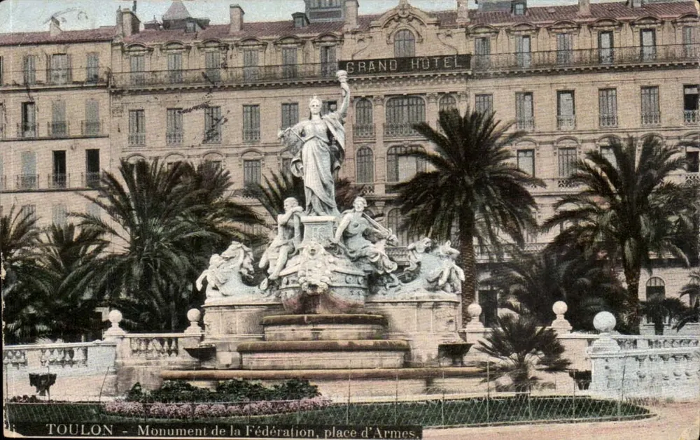 Toulon - Monument der Vereinigung, Place d'Armes — Grand Hotel im Hintergrund - Vorderseite