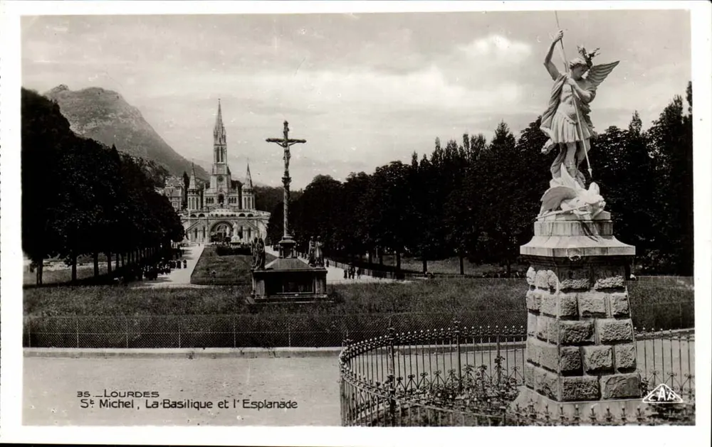 Lourdes - Saint-Michel, A Basílica e a Esplanada — C.A.J. Strasbourg - Frente