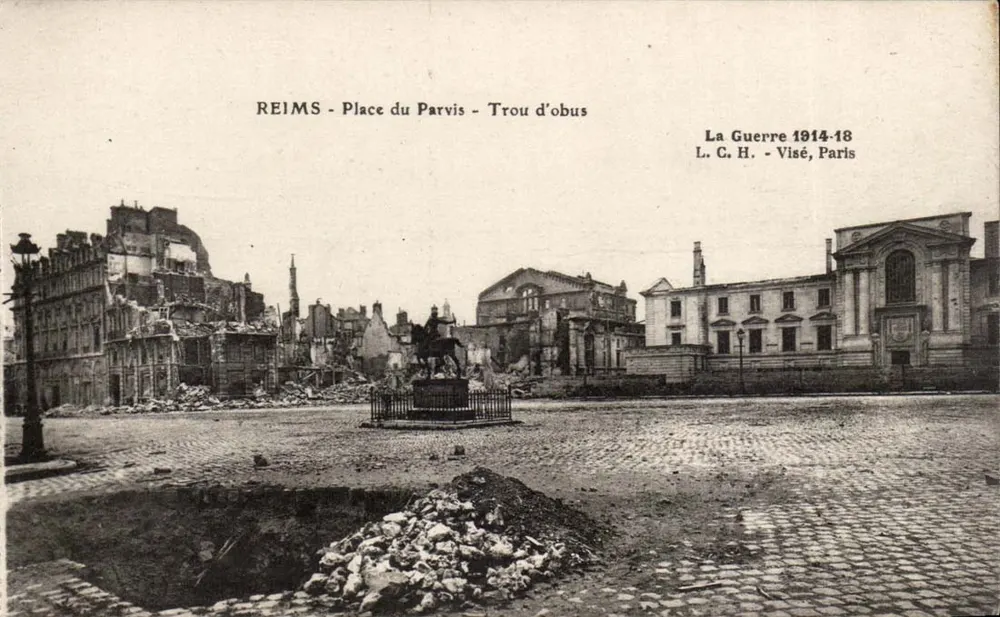 Reims - Place du Parvis - Buraco de obus — A Guerra 1914-18, L. C. H. - Visé, Paris - Frente