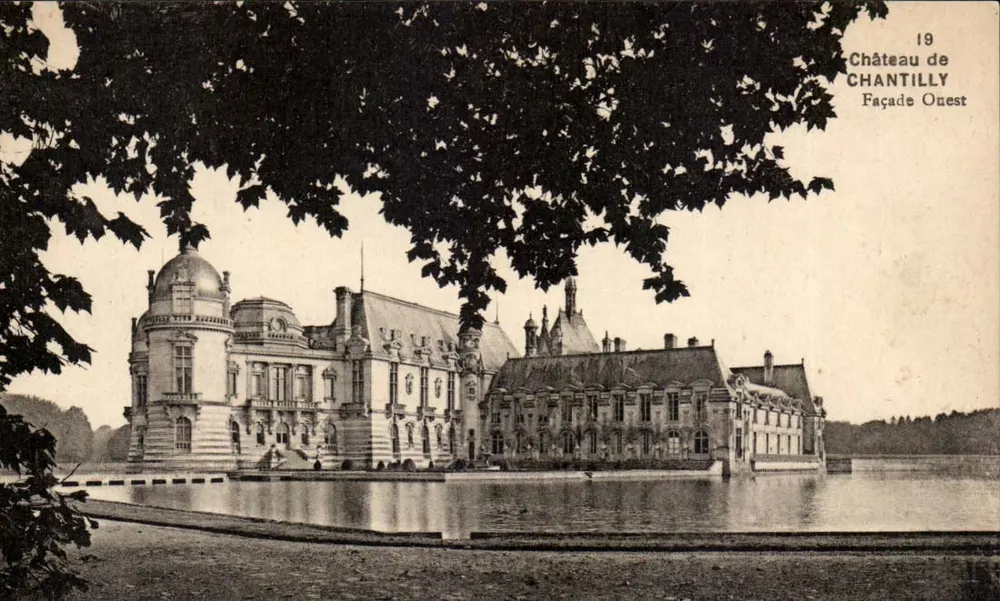 Castelo de Chantilly — Fachada Oeste — A. Bourdier, Versailles - Frente