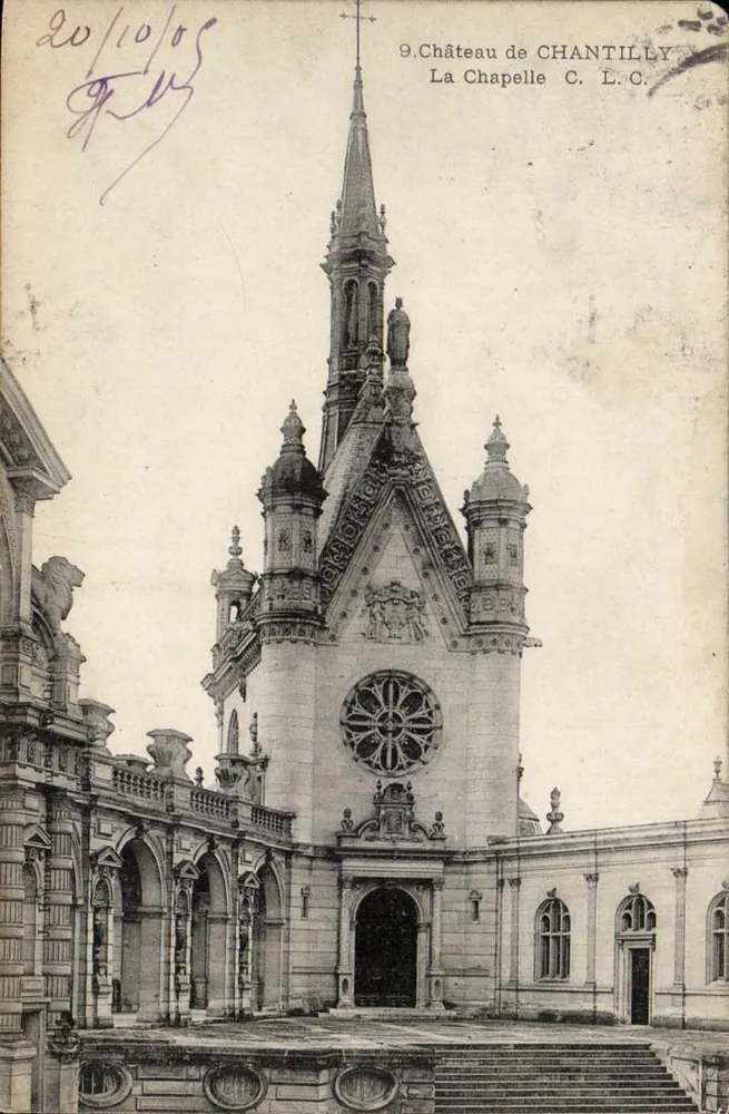 Capela do Castelo de Chantilly — vista da fachada com roseira — C. L. C. - Frente