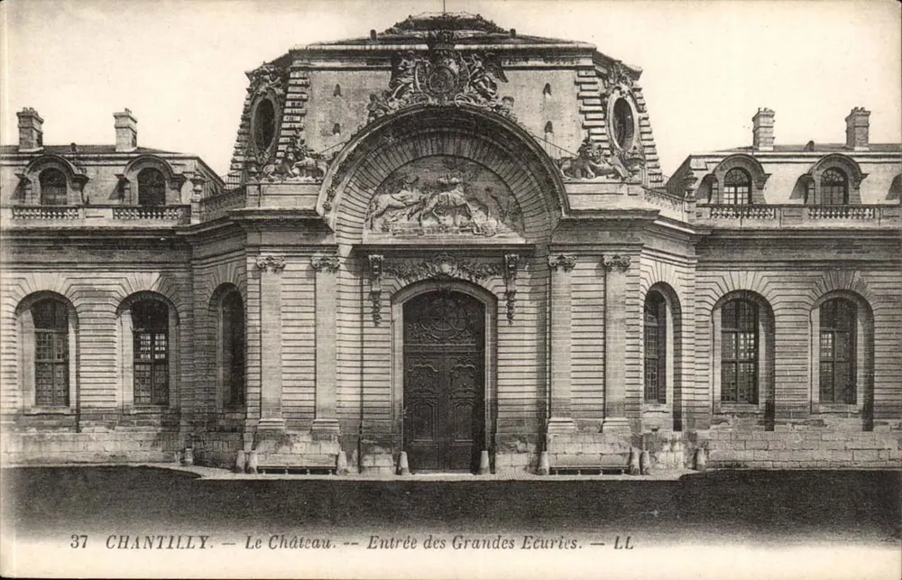 Chantilly — Das Schloss — Eingang zu den Grandes Écuries — LL - Vorderseite