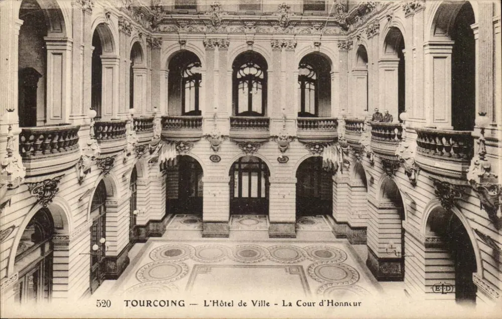 Tourcoing — O Hotel de Ville — A Cour d'Honneur — Editor B.D. n°520 - Frente