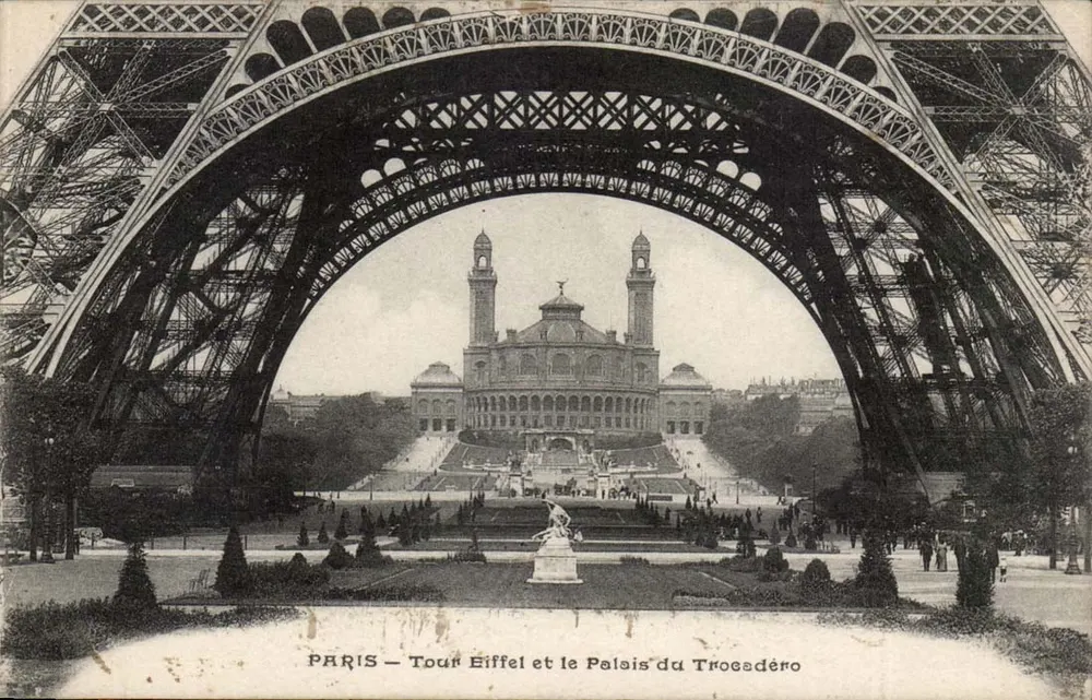 Paris — Torre Eiffel e o Palácio do Trocadéro - Frente