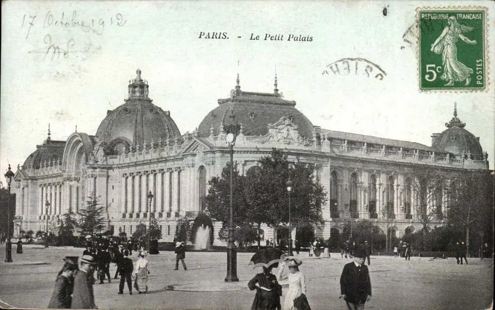 PARIS. - O Petit Palais — vista do edifício com visitantes — editor não identificado - Frente