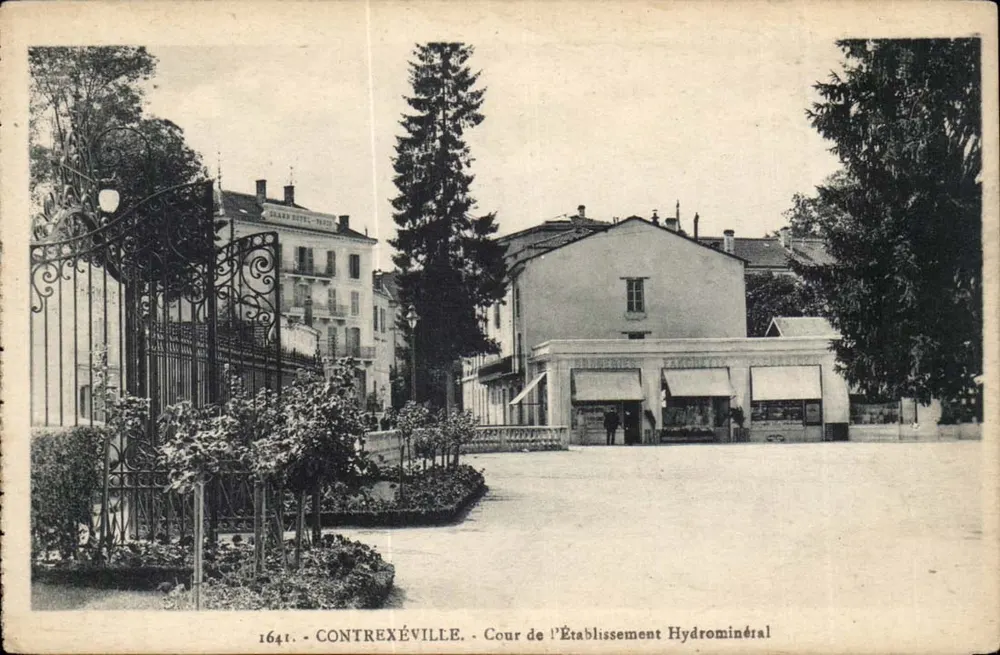 Contrexéville — Hof van het Hydromineraalbedrijf — uitgever 'La Cigogne', Straatsburg - Voorkant