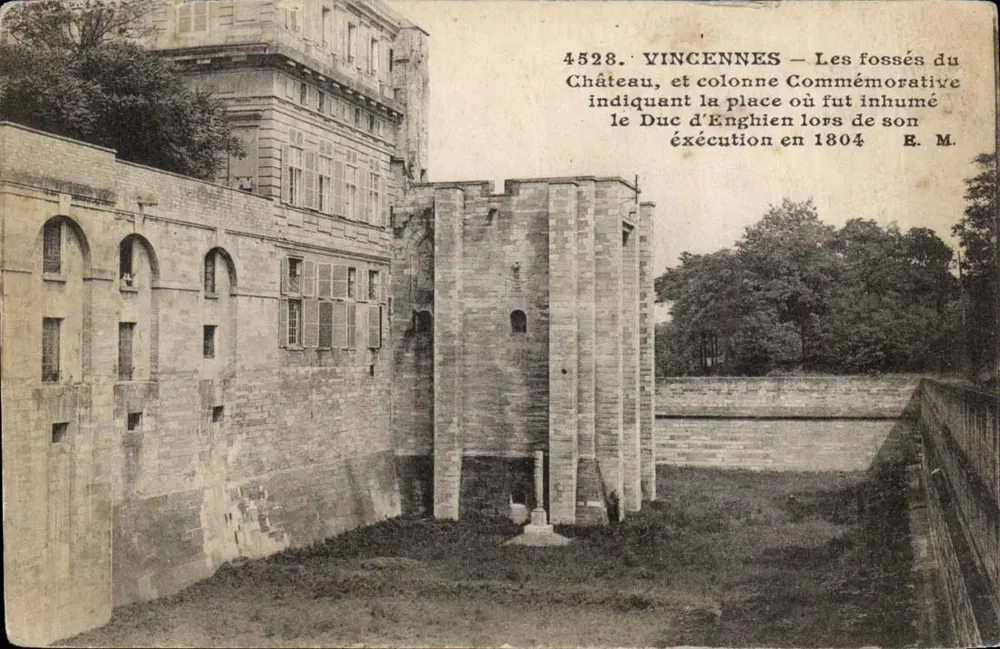 Vincennes — Los fosos del Castillo y columna conmemorativa que indica el lugar donde fue enterrado el Duque de Enghien durante su ejecución en 1804 — E. M. - Anverso