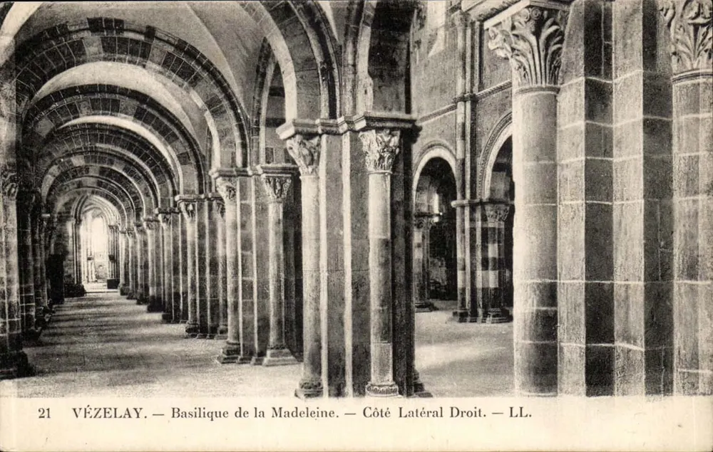 Vézelay — Basilique de la Madeleine — Rechte Seite — LL. - Vorderseite