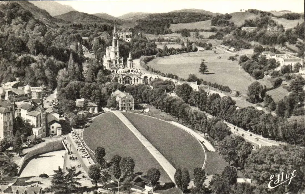 Lourdes — Die unterirdische Basilika St. Pie X — Edilux Edition - Vorderseite