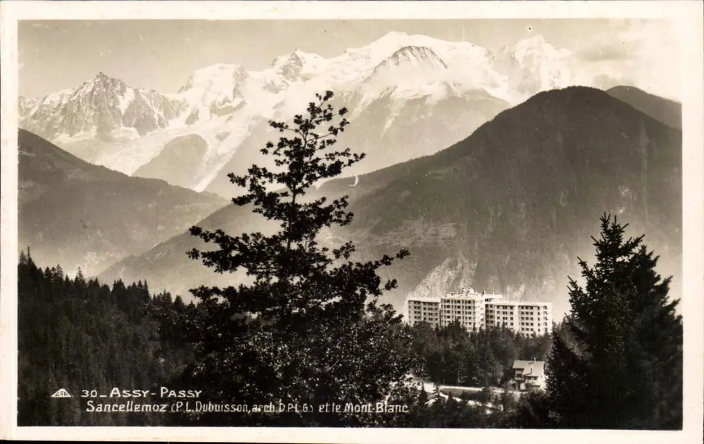 Sancellemoz (P.L. Dubuisson, arch. D.P.I. 6) 및 몬 블랑 — 현대 건물과 눈 덮인 산을 배경으로 한 파노라마 전경 - 앞면