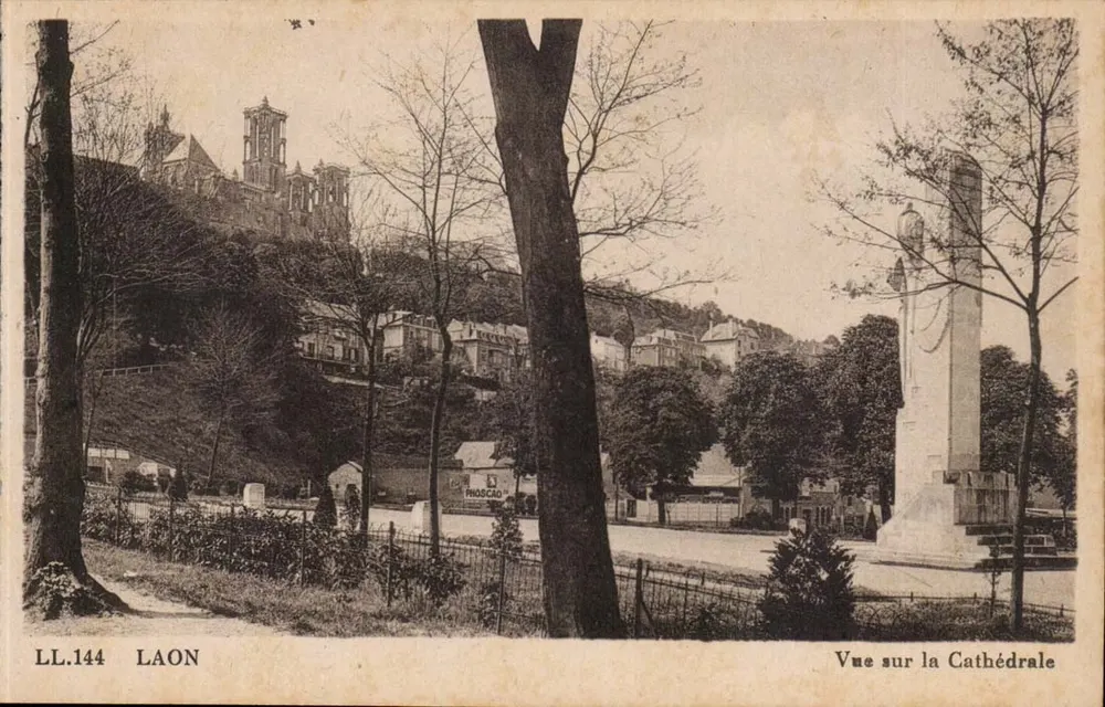 Laon — Uitzicht op de Kathedraal — LL.144 — Phoscad - Voorkant