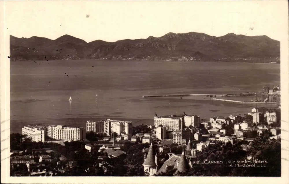 Cannes — Vista sobre os Hotéis e o Estérel — Lévy e Neurstein - Frente