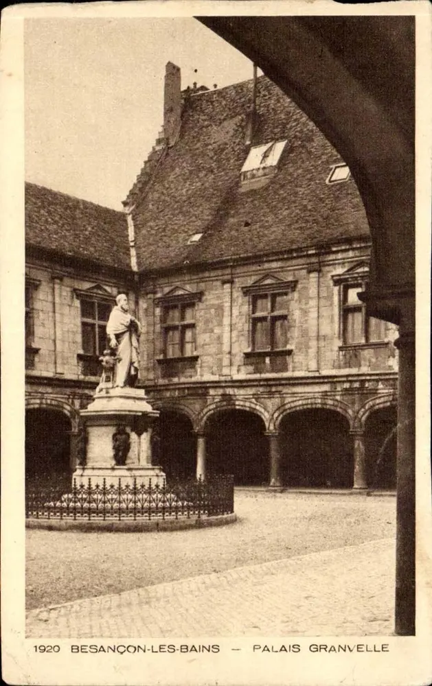 Besançon-les-Bains — Palácio Granvelle — vista do jardim interno com estátua - Frente