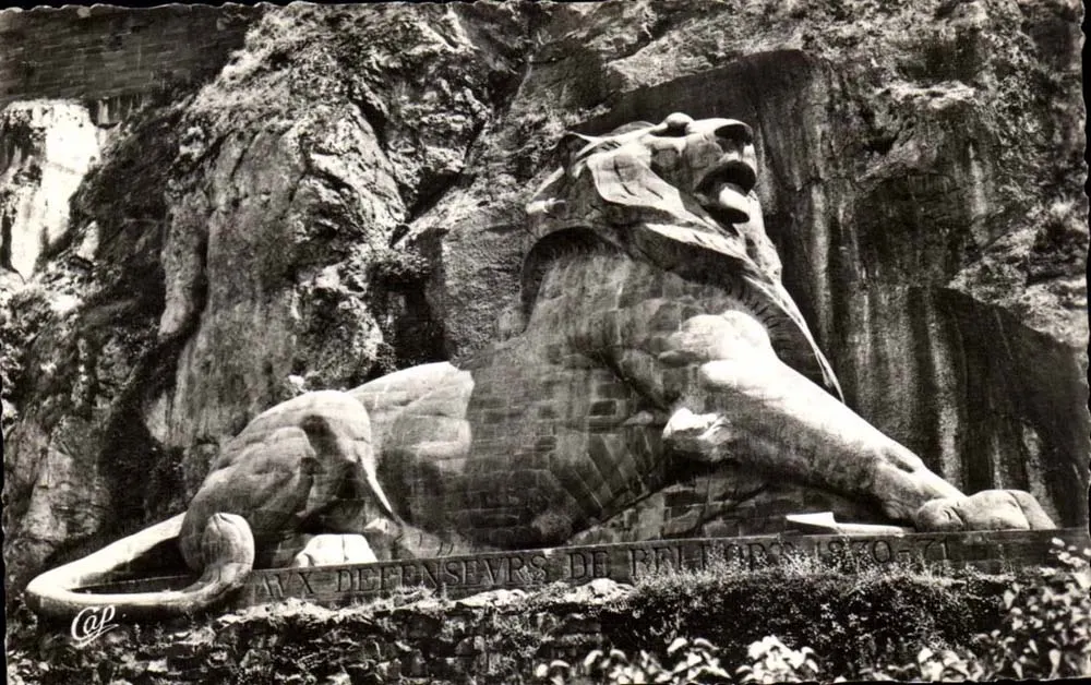 O Leão — obra de Bartholdi — S.P.A.D.E.M. Paris - Frente