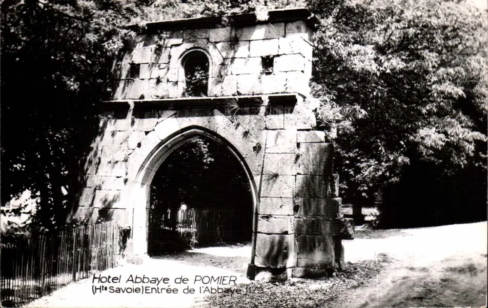 Entrada da Abadia de Pomier — Hotel da Abadia — H¹ᵉ Savoie 1179 - Frente