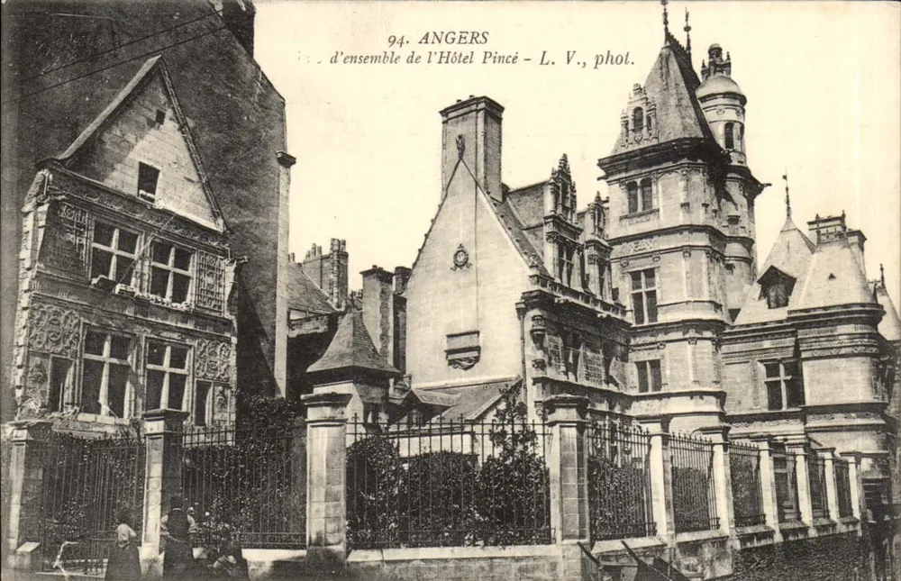 Angers — Hotel Pincé — L. V., fot. - Frente