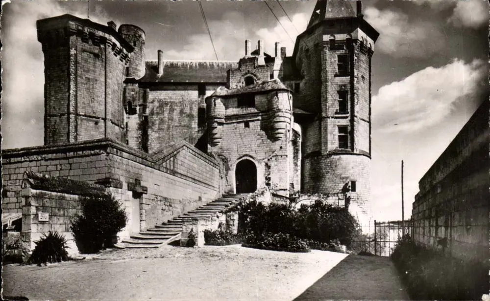 Entrada do Castelo lado Sudoeste — Saumur — REAL-PHOTO (51) - C.A.P. - PARIS - Frente