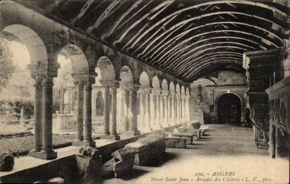 Arcadas dos Cloîtres — Museu Saint Jean — ANGERS — L. V., fot. — n° 276 - Frente