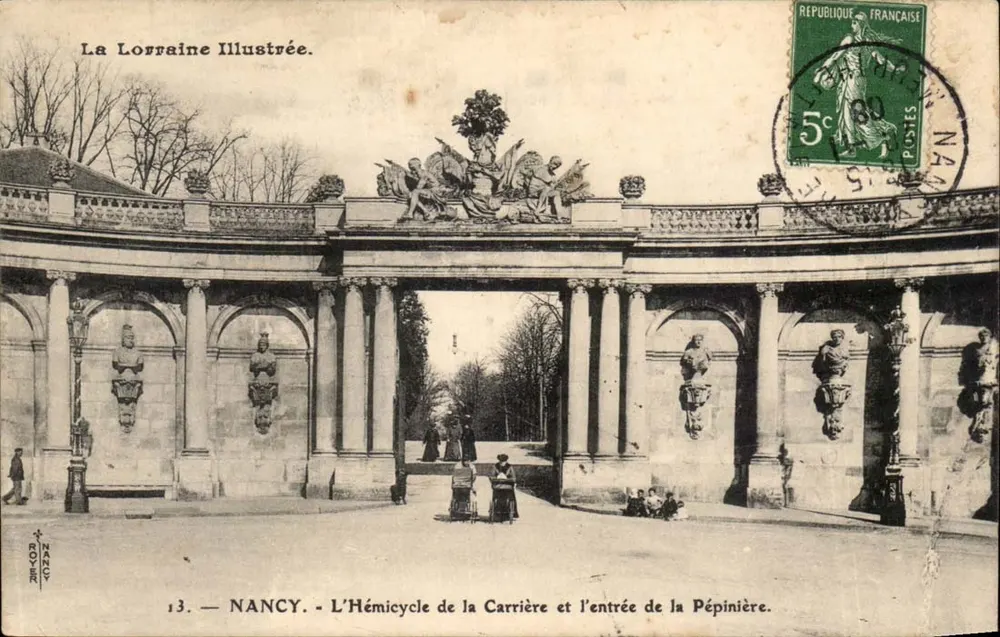 NANCY — Der Hémicycle der Carrière und der Eingang zur Gärtnerei — La Lorraine Illustrée, Nr. 13 - Vorderseite