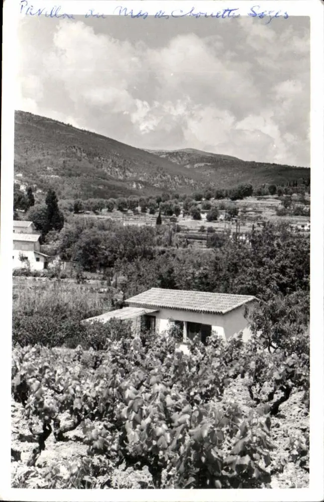 Péridou no Mas de Chouette, Sages — vista de vinhedos e casa — Grasse, 1965 - Frente