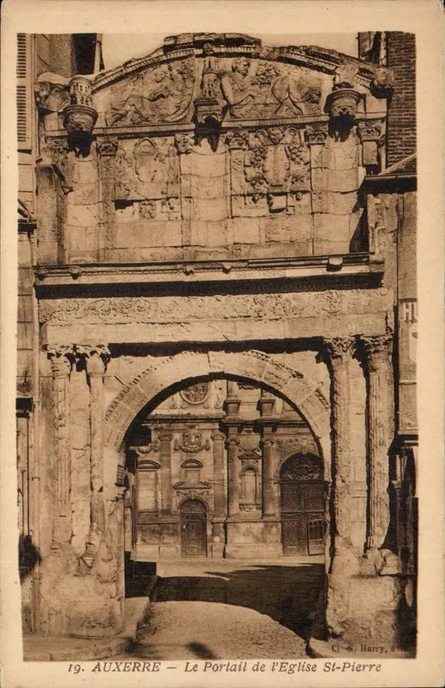 Auxerre — Der Portal der Kirche Saint-Pierre — Cl. G. Harry, 8116 - Vorderseite