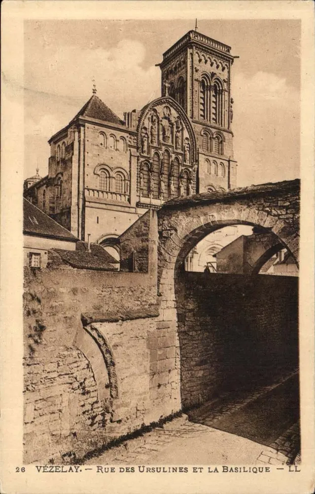 Vézelay — Rue des Ursulines e a Basílica — LL - Frente