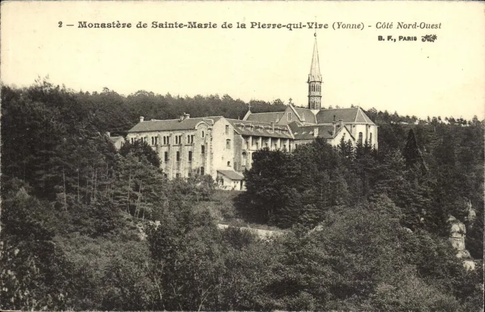 Kloster Sainte-Marie de la Pierre-qui-Vire (Yonne) — Nordwestseite — B. F., Paris - Vorderseite
