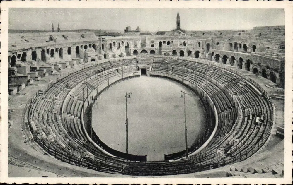 Nîmes — Interior das Arenas romanas — Repr. int. Fabricação francesa - Frente