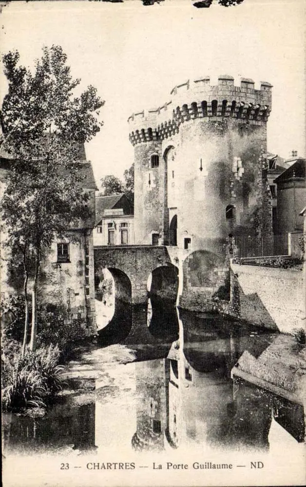 Chartres — A Porta Guillaume — ND - Frente