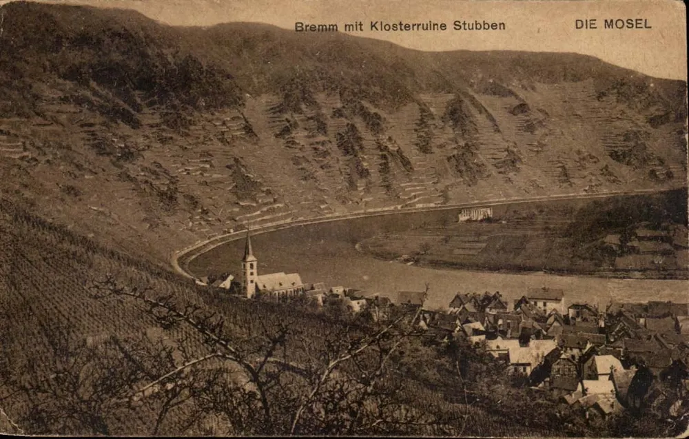 Bremm com a Ruína do Mosteiro Stubben — vista do vilarejo e da ruína às margens da Mosela — DIE MOSEL - Frente