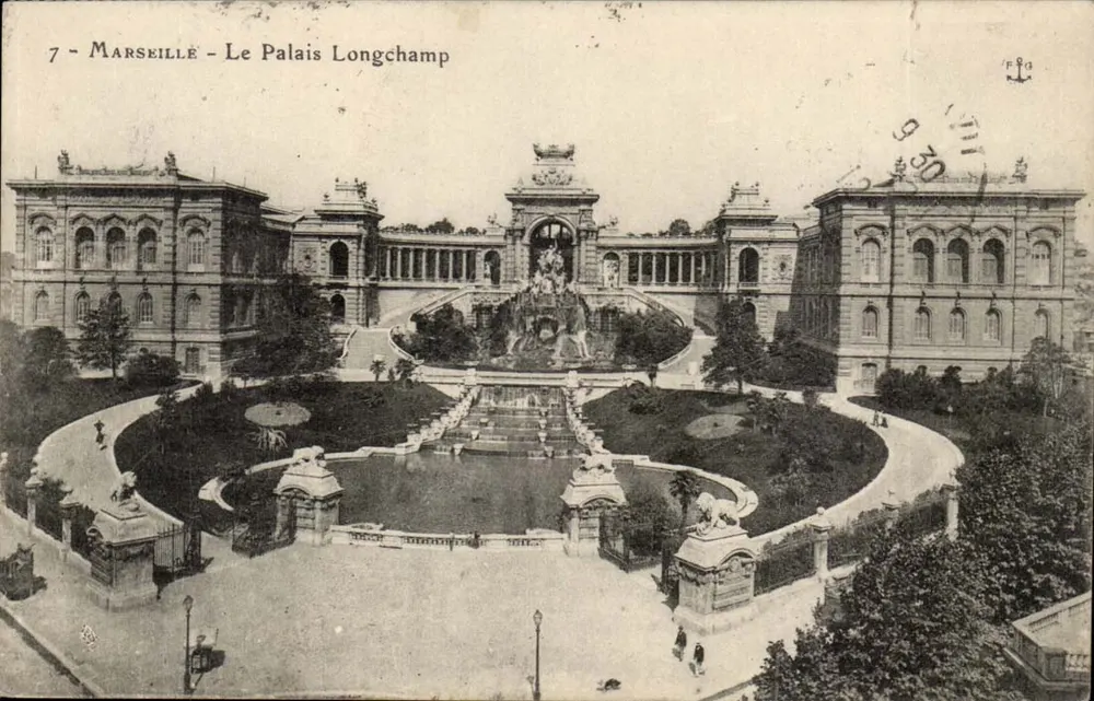 Marseille - O Palácio Longchamp — vista do jardim com fonte e edifícios - Frente