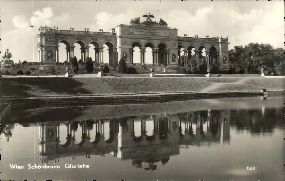Wien Schönbrunn Gloriette — Ansicht des Denkmals mit seiner Spiegelung im Wasser — Verlag K. K. Phototypie, Nr. 563 - Vorderseite