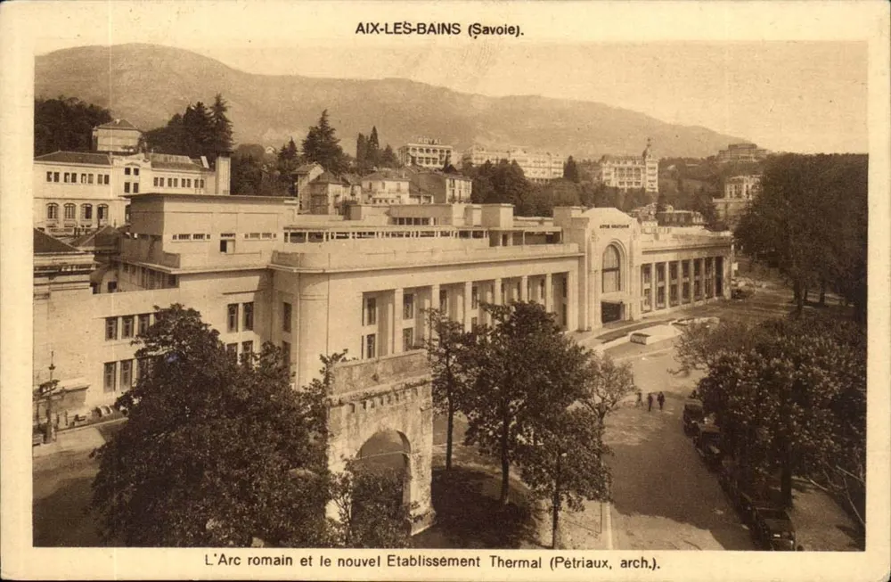 Aix-les-Bains (Savoie) — Der römische Bogen und das neue Thermalbad — Pétriaux, arch. - Vorderseite