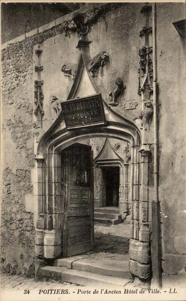 Poitiers — Tor des ehemaligen Rathauses — LL - Vorderseite