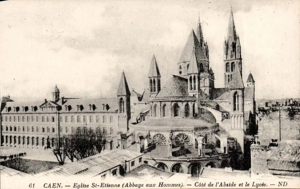 Caen — Kirche Saint-Étienne (Abbaye aux Hommes) — Seite der Apsis und das Lycée - Vorderseite