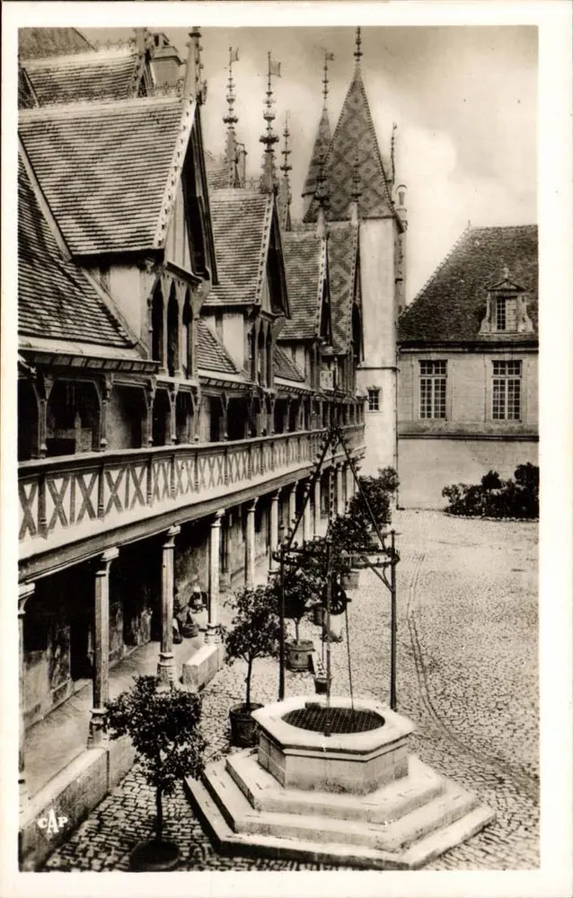 Hôtel-Dieu - O Poço em Ferro Forjado — Beaune — C.A.P. Paris - Frente