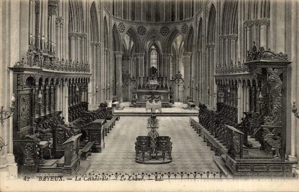 Bayeux — A Catedral — O Coro — LL. - Frente