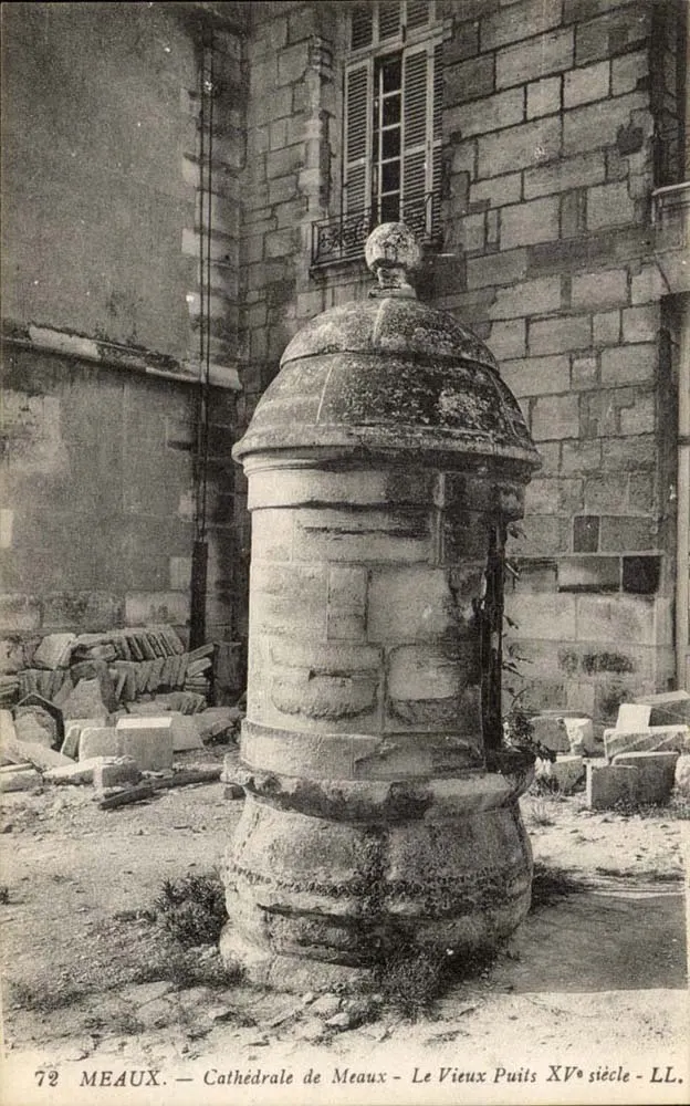 Meaux — Catedral de Meaux — O Velho Poço Século XV — LL - Frente